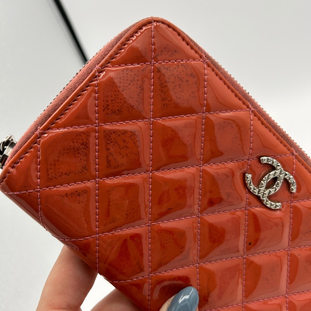 Chanel Quilted Patent Leather Wallet – Coral Red – CC Zip Wallet - Picture 4 of 9